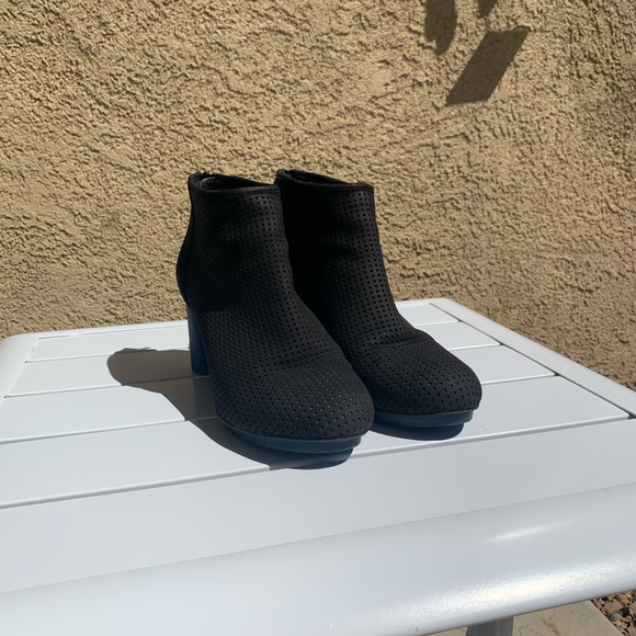 Camper Miriam Perforated Black leather blue heel booties 7.5-8 (European 38) - Picture 3 of 16